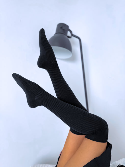 Svītrota adījuma, garās zeķes 8901 - MELNAS